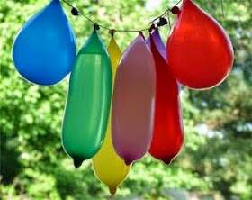 balões-com-água-estourar Brincadeiras com balões para fazer com crianças pequenas