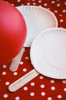raquete-balões Brincadeiras com balões para fazer com crianças pequenas