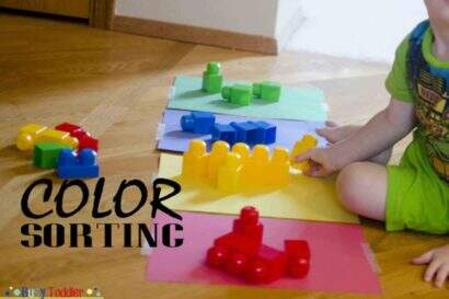 relacionar-cores-410x273 8 brincadeiras para crianças de 1-3 anos